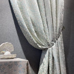 Rideau élégant avec motif floral sophistiqué, idéal pour embellir votre intérieur. Sa texture raffiné et son design apportent une touche de luxe à votre décoration. Parfait pour un salon ou une chambre, il crée une ambiance chaleureuse et accueillante. Accessoirisez votre espace avec cette pièce unique pour un style distingué.