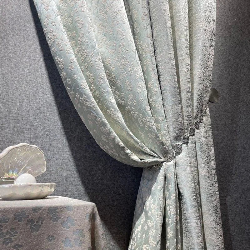 Rideau élégant avec motif floral sophistiqué, idéal pour embellir votre intérieur. Sa texture raffiné et son design apportent une touche de luxe à votre décoration. Parfait pour un salon ou une chambre, il crée une ambiance chaleureuse et accueillante. Accessoirisez votre espace avec cette pièce unique pour un style distingué.