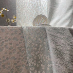 Tissus brodés délicats avec motifs floraux élégants pour décoration intérieure raffinée. Idéals pour rideaux luxueux ou nappes chic, ces textiles offrent une ambiance sophistiquée et chaleureuse. Parfaits pour rehausser votre espace avec une touche harmonieuse et artistique.
