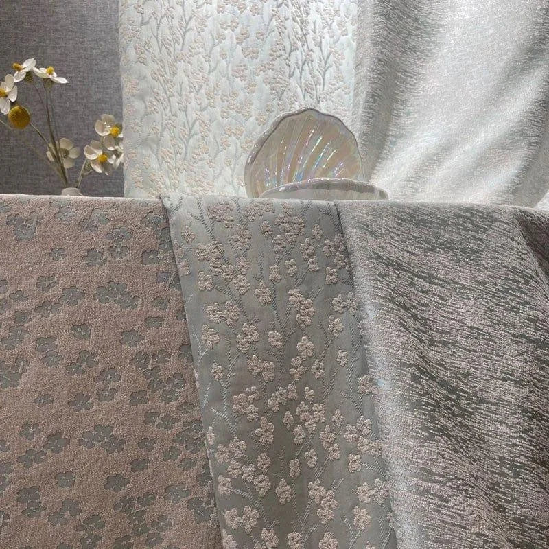 Tissus brodés délicats avec motifs floraux élégants pour décoration intérieure raffinée. Idéals pour rideaux luxueux ou nappes chic, ces textiles offrent une ambiance sophistiquée et chaleureuse. Parfaits pour rehausser votre espace avec une touche harmonieuse et artistique.