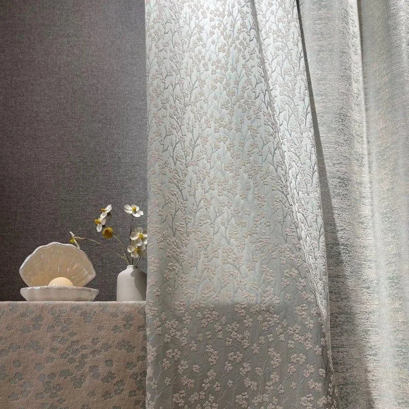Rideau décoratif élégant avec motifs floraux, idéal pour salon moderne. Ce rideau ajoute une touche sophistiquée à votre intérieur, offrant une ambiance douce et accueillante. Parfait pour harmoniser votre décoration avec style et goût.