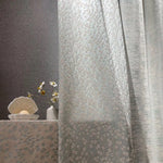 Rideau décoratif élégant avec motifs floraux, idéal pour salon moderne. Ce rideau ajoute une touche sophistiquée à votre intérieur, offrant une ambiance douce et accueillante. Parfait pour harmoniser votre décoration avec style et goût.