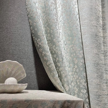 Rideaux élégants avec motifs délicats, parfaits pour ajouter une touche de sophistication à votre intérieur. Ces rideaux apportent une ambiance chaleureuse et raffinée à n'importe quelle pièce, créant un environnement accueillant. Idéal pour le salon ou la chambre, ce produit allie esthétique et fonctionnalité, s'intégrant harmonieusement dans divers styles de décoration.