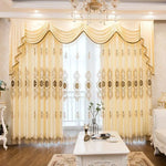 Rideau élégant avec motifs dorés, idéal pour un salon sophistiqué. Ce rideau de luxe ajoute une touche de raffinement à votre décoration intérieure. Parfait pour filtrer la lumière tout en rehaussant l'esthétique de votre espace de vie. Transformez votre maison avec ce design chic et intemporel.