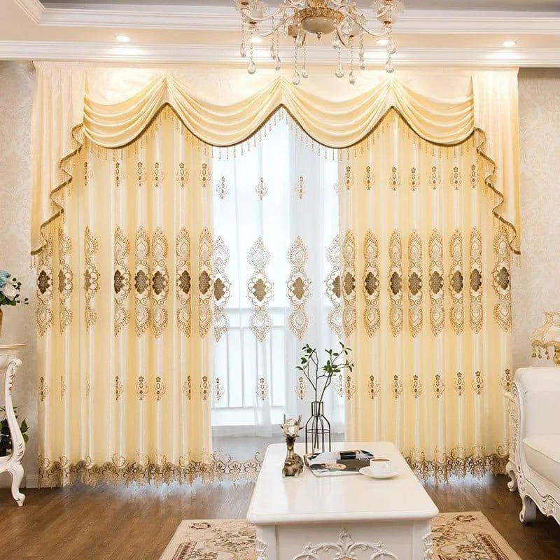 Rideau élégant avec motifs dorés, idéal pour un salon sophistiqué. Ce rideau de luxe ajoute une touche de raffinement à votre décoration intérieure. Parfait pour filtrer la lumière tout en rehaussant l'esthétique de votre espace de vie. Transformez votre maison avec ce design chic et intemporel.
