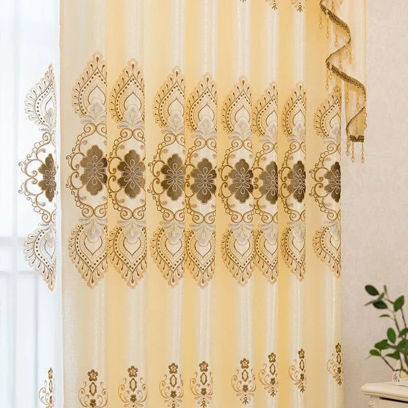 Rideau décoratif aux motifs floraux or et argent, idéal pour ajouter une touche élégante à votre intérieur. Design raffiné avec détails symétriques, parfait pour salon ou chambre à coucher. Accessoire tendance pour sublimer votre décoration d'intérieur.