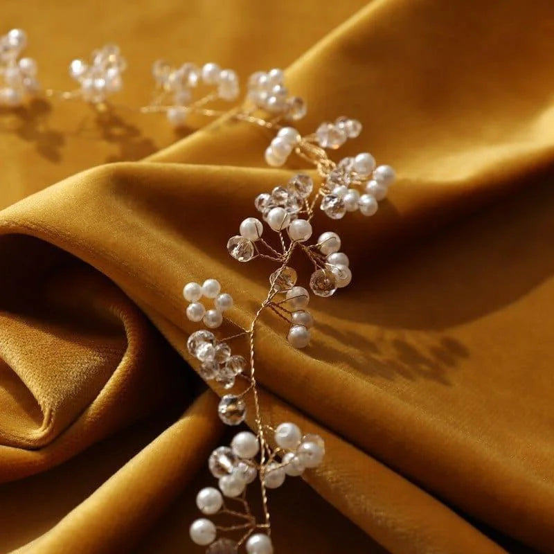Élégante décoration nuptiale, ce bijou raffiné embellit vos coiffures avec ses détails délicats. Idéal pour les mariages, cet accessoire apporte une touche sophistiquée. Associez-le à votre tenue pour un look chic et intemporel.