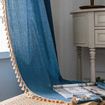 Rideau bleu élégant avec ornements à pompons beige, parfait pour ajouter une touche de style et de chaleur à votre intérieur. Idéal pour un salon moderne ou une chambre cozy, ce rideau rehausse la décoration tout en offrant une lumière tamisée charmante. Achetez ce rideau chic pour sublimer vos fenêtres et créer une ambiance accueillante.