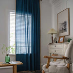 Rideau bleu élégant dans un salon cosy avec des meubles en bois clair et une décoration moderne. Créez une ambiance chaleureuse et accueillante dans votre intérieur avec ce rideau qui s'harmonise parfaitement avec un style contemporain. Idéal pour filtrer la lumière tout en ajoutant une touche de couleur et de sophistication à votre pièce à vivre.