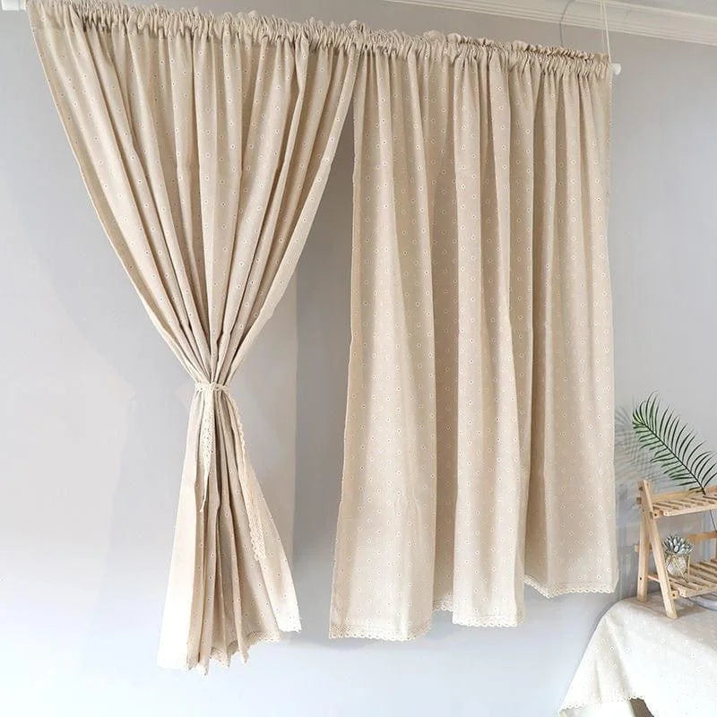 Rideau beige élégant, idéal pour une décoration intérieure moderne. Apporte une touche de sophistication et d'intimité à n'importe quelle pièce. Parfait pour le salon ou la chambre, ce rideau s'intègre harmonieusement à tous les styles de décoration grâce à sa couleur neutre et son design discret. Facile à installer et entretenir, il transforme instantanément l'ambiance de votre espace.
