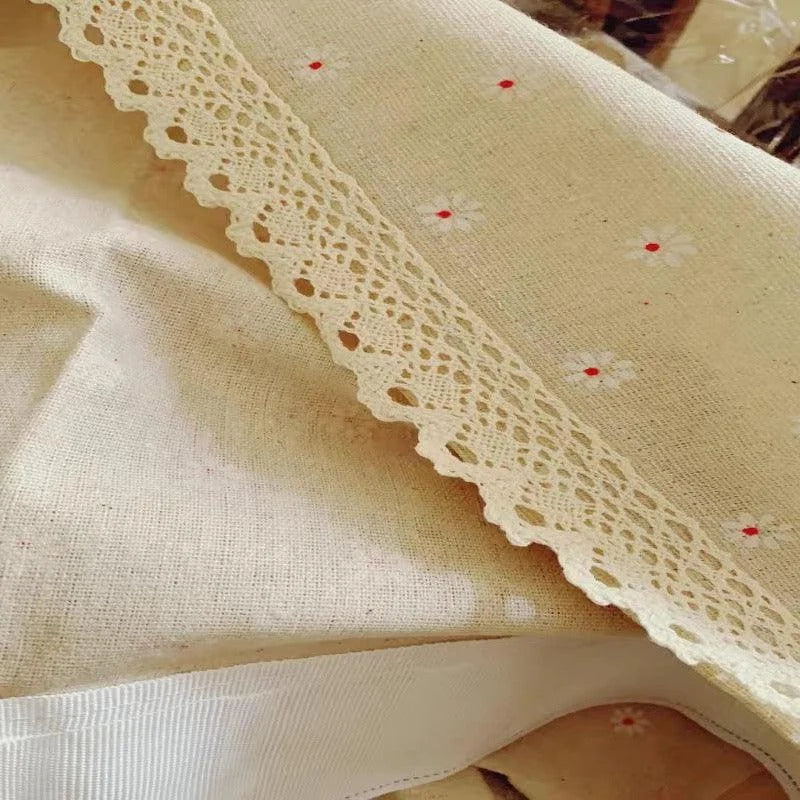 Tissu élégant avec bordure en dentelle ajourée, idéal pour la décoration intérieure. Motif délicat avec détails floraux rouges et blancs, apportant une touche vintage et raffinée. Perfect pour confectionner des nappes, des rideaux ou des accessoires de mode personnalisés. Transformez votre espace avec ce textile chic et polyvalent.