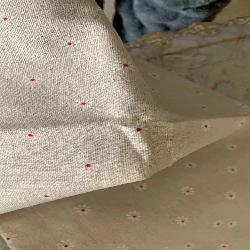 Tissu beige à motifs délicats avec fleurs rouges et blanches, idéal pour décoration intérieure ou confection de vêtements. Style raffiné et élégant, parfait pour ajouter une touche de charme florale et subtile à votre espace de vie. Polyvalent pour divers projets créatifs ou artisanaux.