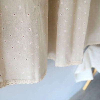 Tissu beige à motif délicat de petites fleurs blanches et rouges, avec bordure en dentelle. Design élégant et raffiné, idéal pour la confection de vêtements féminins ou de décorations d'intérieur. Parfait pour apporter une touche douce et romantique à votre projet textile.
