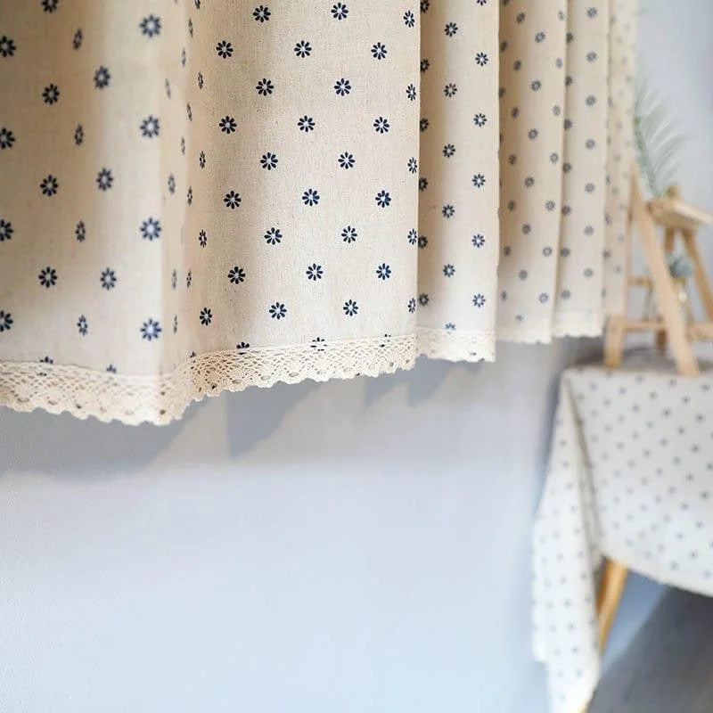 Rideau élégant avec motifs floraux bleus sur fond beige clair, parfait pour ajouter une touche décorative à votre intérieur. Sa bordure délicate apporte une finition raffinée qui s'harmonise avec différents styles de décoration. Idéal pour une ambiance chaleureuse et accueillante.
