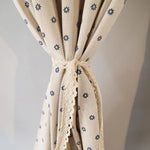 Rideau élégant avec motif floral, idéal pour apporter une touche décorative et chaleureuse à votre intérieur. Ce rideau à fleurs est parfait pour embellir votre salon ou chambre tout en filtrant doucement la lumière.