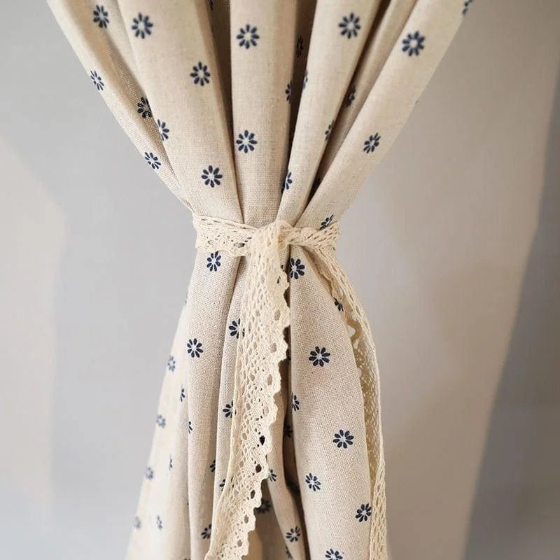 Rideau élégant avec motif floral, idéal pour apporter une touche décorative et chaleureuse à votre intérieur. Ce rideau à fleurs est parfait pour embellir votre salon ou chambre tout en filtrant doucement la lumière.