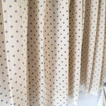 Tissu beige à motifs floraux bleu marine, idéal pour la confection de vêtements élégants et modernes. Parfait pour créer des robes, jupes ou chemisiers avec une touche de sophistication classique et intemporelle.