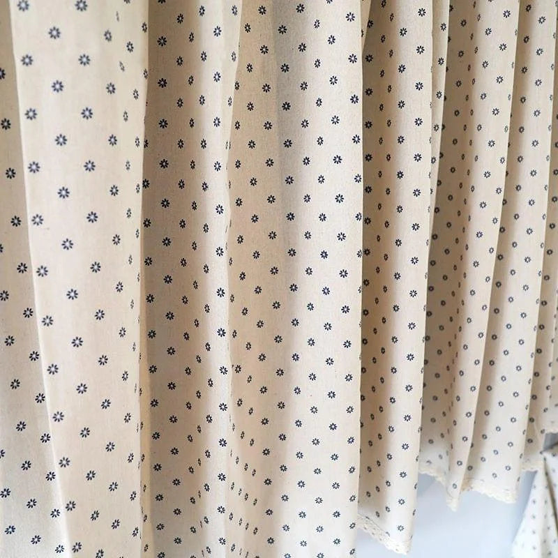 Tissu beige à motifs floraux bleu marine, idéal pour la confection de vêtements élégants et modernes. Parfait pour créer des robes, jupes ou chemisiers avec une touche de sophistication classique et intemporelle.