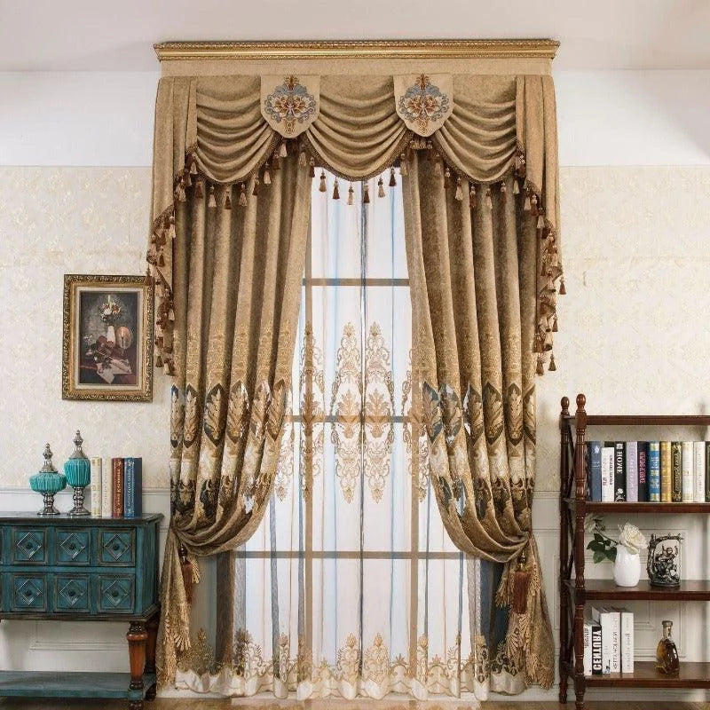 Magnifiques rideaux élégants pour salon, ajoutant une touche royale à votre décoration intérieure. Décorations brodées raffinées et franges sophistiquées pour une atmosphère chaleureuse et accueillante. Parfait pour créer une ambiance luxueuse et invitante dans votre espace de vie.