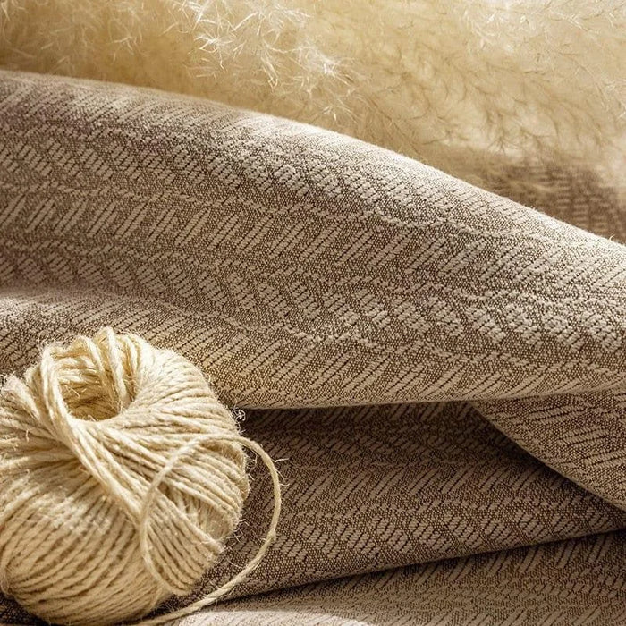 Image montrant un motif tissé élégant avec une bobine de fil beige. Ce textile raffiné est idéal pour la décoration intérieure ou la confection de vêtements uniques. Le design subtil et les nuances naturelles apportent une touche de sophistication et de style intemporel à tout projet créatif.