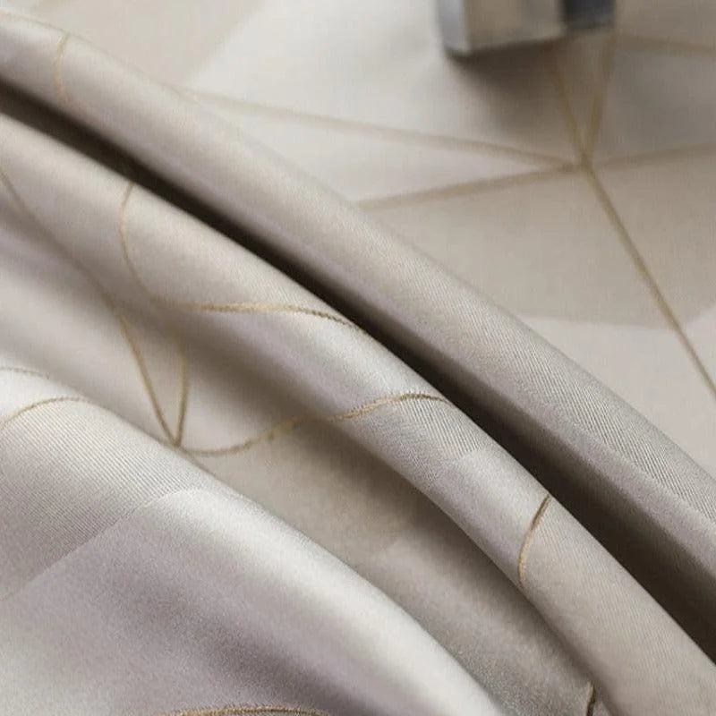 Tissu beige élégant avec motifs géométriques dorés, idéal pour la confection de rideaux modernes ou de décoration intérieure raffinée. Sa couleur neutre s'harmonise facilement avec divers styles de décoration, ajoutant une touche de sophistication et de luxe à votre espace. Parfait pour les amateurs de design contemporain et de tendances décoratives actuelles.