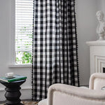 Rideau à carreaux noir et blanc pour salon moderne, style intemporel et élégant, parfait pour ajouter une touche déco à votre intérieur. Ce rideau est idéal pour contrôler la luminosité tout en offrant une touche esthétique à votre pièce. Convient parfaitement à une décoration contemporaine ou classique.