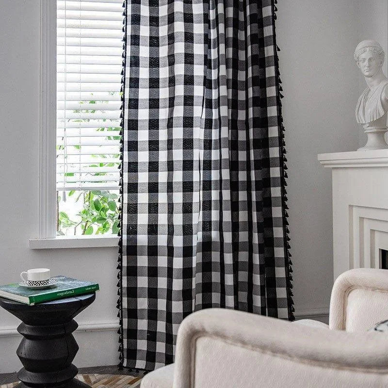 Rideau à carreaux noir et blanc pour salon moderne, style intemporel et élégant, parfait pour ajouter une touche déco à votre intérieur. Ce rideau est idéal pour contrôler la luminosité tout en offrant une touche esthétique à votre pièce. Convient parfaitement à une décoration contemporaine ou classique.