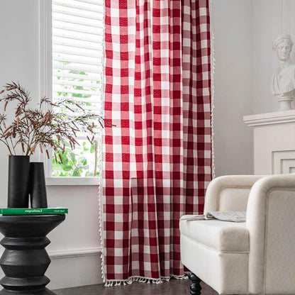 Rideau à carreaux rouges et blancs, parfait pour un salon élégant. Apporte une touche de style rustique et convivial à votre décoration intérieure. Installation facile, idéal pour habiller vos fenêtres tout en ajoutant une note colorée. Accessoire déco tendance pour un intérieur chaleureux et accueillant.