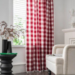 Rideau à carreaux rouges et blancs, parfait pour un salon élégant. Apporte une touche de style rustique et convivial à votre décoration intérieure. Installation facile, idéal pour habiller vos fenêtres tout en ajoutant une note colorée. Accessoire déco tendance pour un intérieur chaleureux et accueillant.