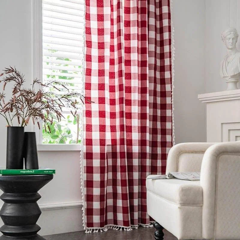 Rideau à carreaux rouges et blancs, parfait pour un salon élégant. Apporte une touche de style rustique et convivial à votre décoration intérieure. Installation facile, idéal pour habiller vos fenêtres tout en ajoutant une note colorée. Accessoire déco tendance pour un intérieur chaleureux et accueillant.