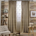 Rideaux élégants et modernes pour salon, offrant une touche de sophistication et d'intimité. Ces doubles rideaux aux tons neutres créent une atmosphère chaleureuse et accueillante. Idéal pour embellir votre espace de vie tout en ajoutant une décoration contemporaine. Parfait pour s'harmoniser avec divers styles d'intérieur grâce à leur design intemporel.