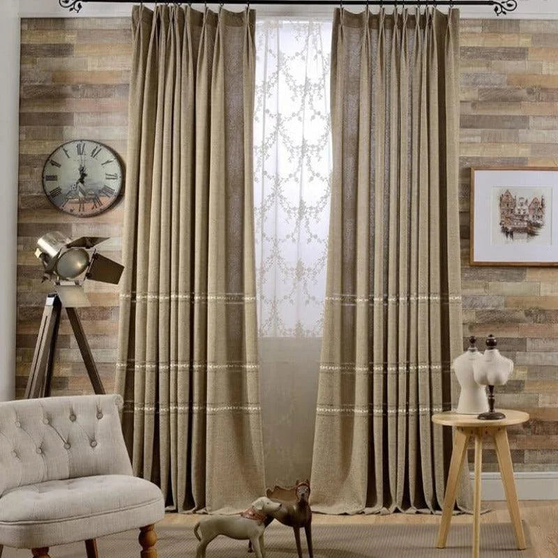 Rideaux élégants et modernes pour salon, offrant une touche de sophistication et d'intimité. Ces doubles rideaux aux tons neutres créent une atmosphère chaleureuse et accueillante. Idéal pour embellir votre espace de vie tout en ajoutant une décoration contemporaine. Parfait pour s'harmoniser avec divers styles d'intérieur grâce à leur design intemporel.