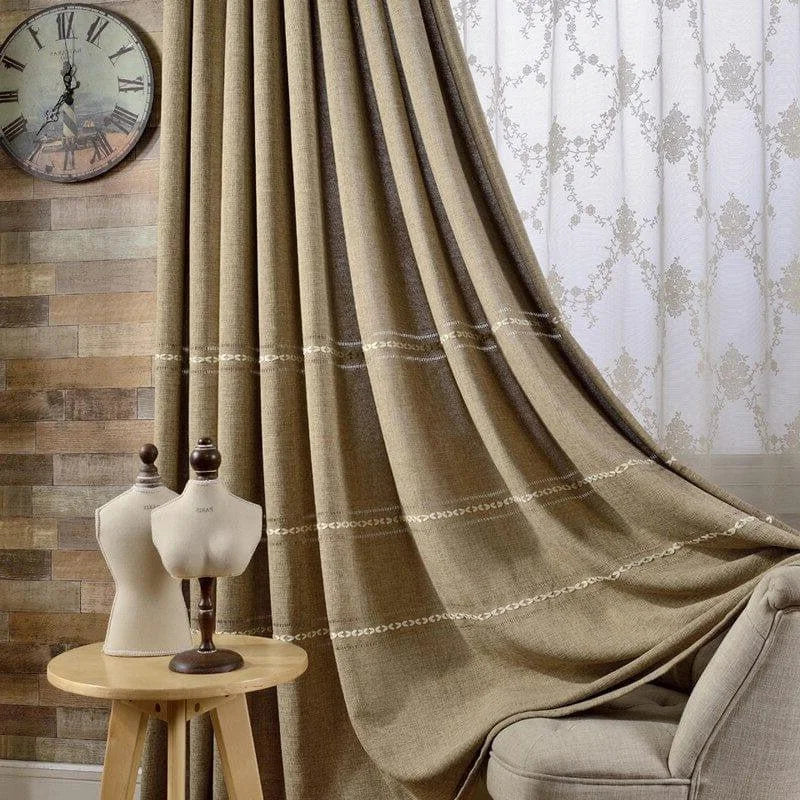 Rideau élégant avec motifs subtils dans un intérieur chaleureux, parfait pour une atmosphère cosy et chic. Ajoutez une touche sophistiquée à votre décoration avec ce rideau qui se marie harmonieusement avec différents styles d'intérieur. Idéal pour sublimer votre salon ou chambre à coucher tout en offrant une bonne intimité.