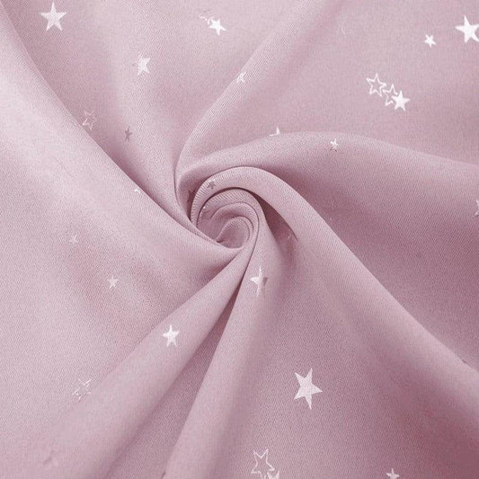 Tissu rose pâle à motif d'étoiles blanches. Design élégant parfait pour la confection de vêtements, décoration intérieure ou projets de couture créatifs. Aspect doux et visuel attrayant offrant une touche de charme étoilé.