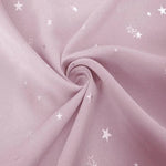Tissu rose pâle à motif d'étoiles blanches. Design élégant parfait pour la confection de vêtements, décoration intérieure ou projets de couture créatifs. Aspect doux et visuel attrayant offrant une touche de charme étoilé.