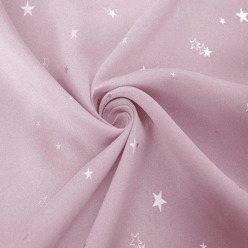 Tissu rose pâle à motif d'étoiles blanches. Design élégant parfait pour la confection de vêtements, décoration intérieure ou projets de couture créatifs. Aspect doux et visuel attrayant offrant une touche de charme étoilé.