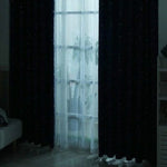 Rideaux occultants noirs, idéaux pour chambre ou salon, avec motifs subtils pour une touche d'élégance. Ces rideaux bloquent efficacement la lumière, créant une atmosphère cosy et intime. Parfaits pour améliorer l'isolation thermique de votre pièce tout en ajoutant une touche contemporaine à votre décoration intérieure. Installez facilement avec un système de fixation standard.