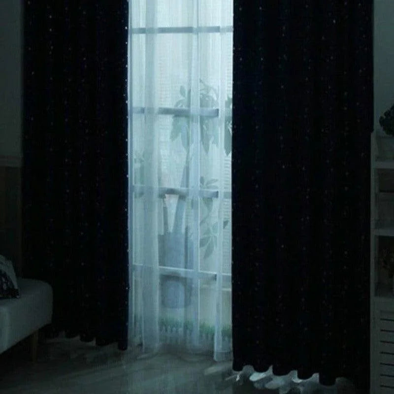 Rideaux occultants noirs, idéaux pour chambre ou salon, avec motifs subtils pour une touche d'élégance. Ces rideaux bloquent efficacement la lumière, créant une atmosphère cosy et intime. Parfaits pour améliorer l'isolation thermique de votre pièce tout en ajoutant une touche contemporaine à votre décoration intérieure. Installez facilement avec un système de fixation standard.