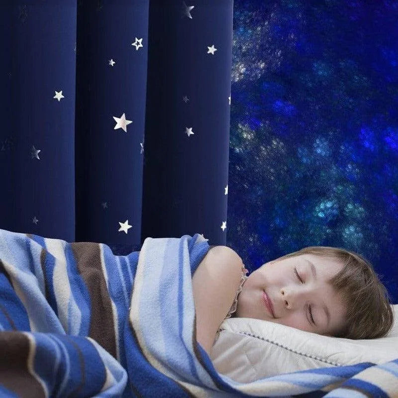 Enfant endormi sous une couverture rayée dans une chambre paisible avec rideaux étoilés. Ambiance nocturne sereine pour un sommeil réparateur et confortable. Décoration chambre enfant inspirée de l'espace et des étoiles. Idéal pour créer un environnement de sommeil apaisant et rêveur.
