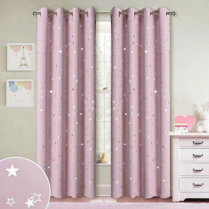 Rideaux occultants rose étoilé pour chambre d'enfant avec œillets, apportant une touche décorative féerique et moderne. Idéal pour ajouter de la douceur et de la fantaisie à une chambre. Faciles à installer, ces rideaux bloquent la lumière pour un sommeil paisible. Accessoire parfait pour une décoration harmonieuse et pleine de charme.