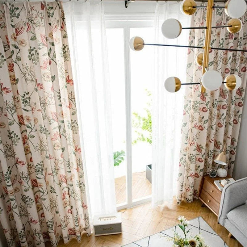 Rideaux élégants à motifs floraux pour un salon lumineux et moderne. Ces rideaux décoratifs ajoutent une touche de sophistication et de couleur, transformant l'espace de vie en un havre de paix et de style. Parfaits pour apporter une ambiance accueillante et naturelle, idéals pour les grandes baies vitrées.