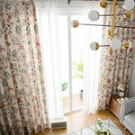 Rideaux élégants à motifs floraux pour un salon lumineux et moderne. Ces rideaux décoratifs ajoutent une touche de sophistication et de couleur, transformant l'espace de vie en un havre de paix et de style. Parfaits pour apporter une ambiance accueillante et naturelle, idéals pour les grandes baies vitrées.