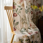 Rideau au motif floral vintage suspendu dans un intérieur lumineux, rehaussé d'une lumière naturelle. Idéal pour embellir votre salon ou chambre à coucher avec une touche végétale et élégante. Parfait pour les amateurs de décoration intérieure chic et nature.