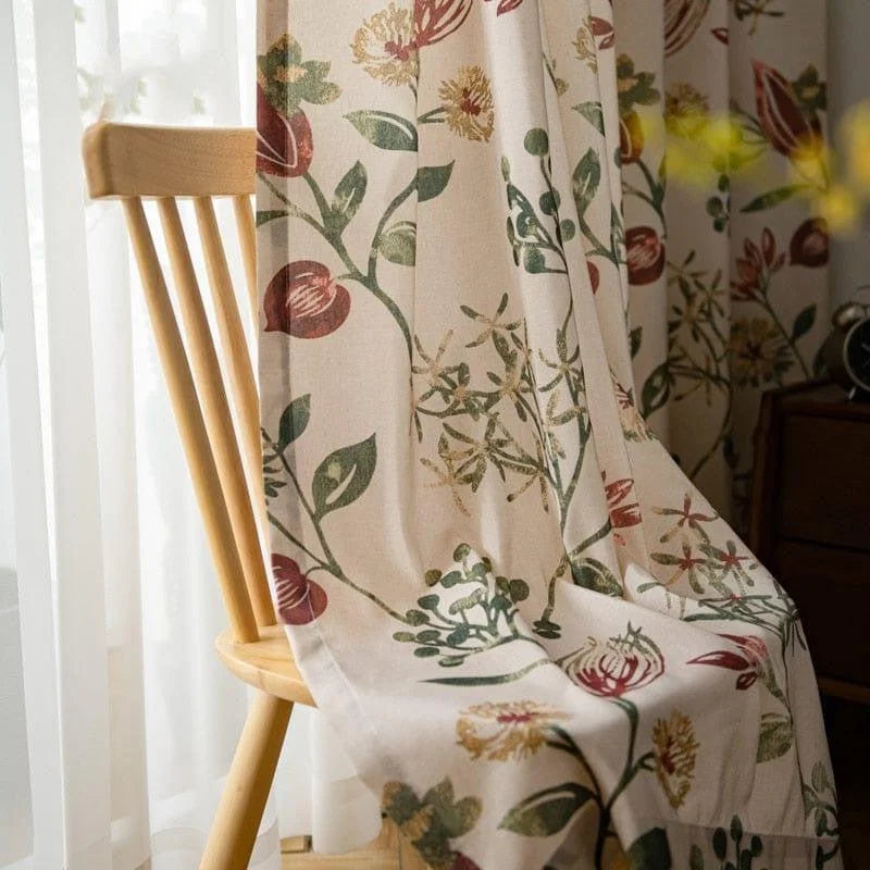 Rideau au motif floral vintage suspendu dans un intérieur lumineux, rehaussé d'une lumière naturelle. Idéal pour embellir votre salon ou chambre à coucher avec une touche végétale et élégante. Parfait pour les amateurs de décoration intérieure chic et nature.