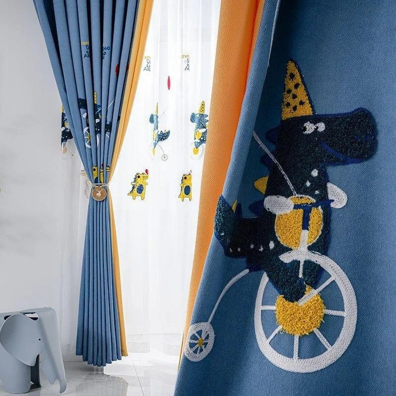 Rideaux chambre d'enfant avec motifs animaux, design ludique et coloré, parfaits pour décorer une chambre d'enfant ou une salle de jeux. Disponibles en bleu et orange, ces rideaux apportent une touche amusante et chaleureuse à la pièce, tout en filtrant doucement la lumière extérieure. Faciles à installer et à entretenir, ils complètent idéalement une décoration intérieure axée sur la créativité et l'imaginaire.