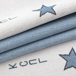 Ensemble de serviettes décorées avec des étoiles bleues, idéal pour une ambiance moderne et élégante dans la salle de bain. Design saisissant et chic, parfait pour ajouter une touche de charme à votre décoration intérieure.