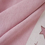 Image d'un tissu rose doux avec un motif d'étoile, idéal pour la décoration intérieure ou la confection de vêtements élégants. Cette étoffe aux nuances délicates ajoute une touche subtile et charmante à tout projet créatif ou embellissement de la maison.