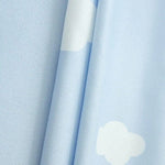Tissu bleu ciel avec motifs de nuages blancs, idéal pour confectionner des rideaux ou du linge de maison pour une ambiance douce et apaisante. Convient parfaitement à une chambre d'enfant pour ajouter une touche de rêve et de tranquillité. Design moderne et épuré.