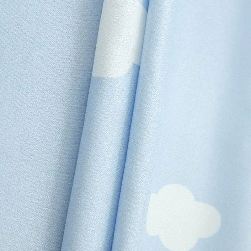 Tissu bleu ciel avec motifs de nuages blancs, idéal pour confectionner des rideaux ou du linge de maison pour une ambiance douce et apaisante. Convient parfaitement à une chambre d'enfant pour ajouter une touche de rêve et de tranquillité. Design moderne et épuré.