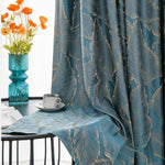 Rideau élégant avec motif de grandes feuilles dans des tons bleus, parfait pour ajouter une touche de sophistication à votre intérieur. Ce rideau design s'harmonise avec une décoration moderne et apporte une ambiance apaisante à votre salon ou chambre. Idéal pour ceux qui cherchent à embellir leur espace avec style.